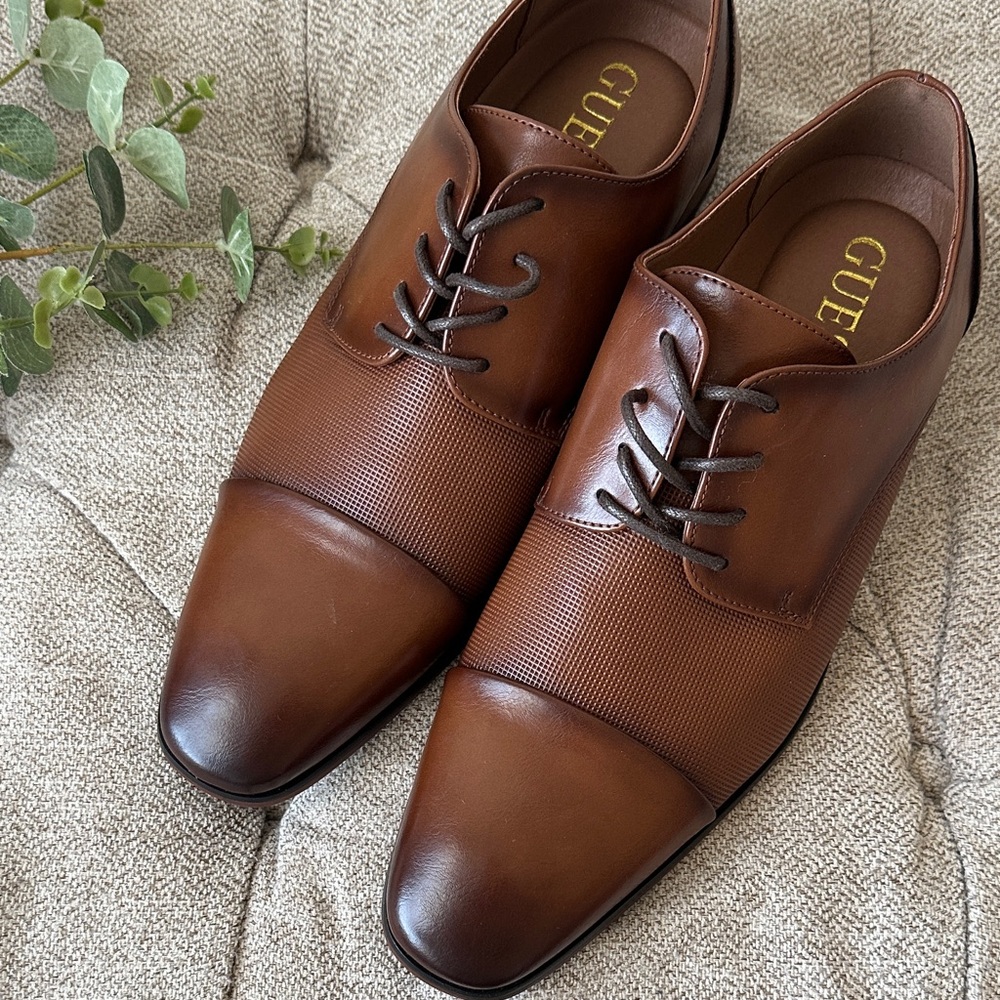 GUESS Men’s Brown Leather Lace-Up Cap-Toe Oxfords